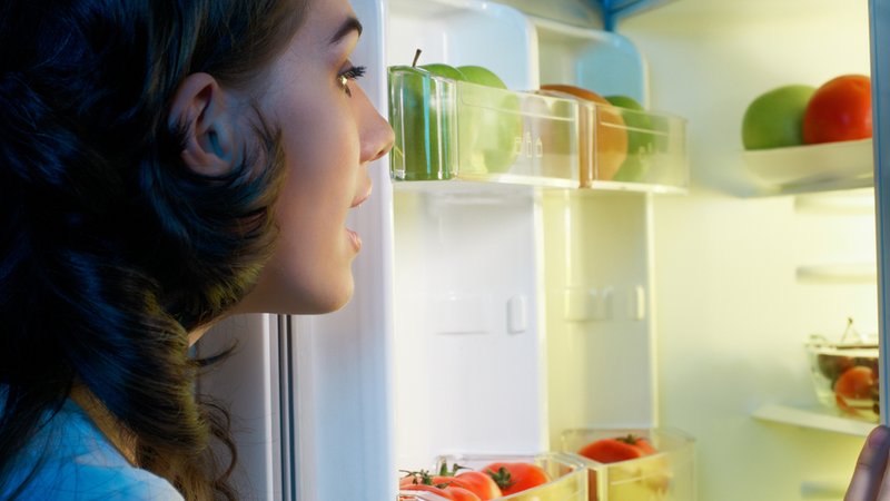 Nieprzyjemny zapach w lodówce- jak sobie z nim poradzić?