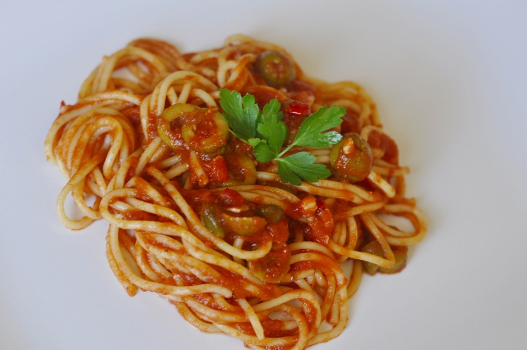Spaghetti puttanesca przepis