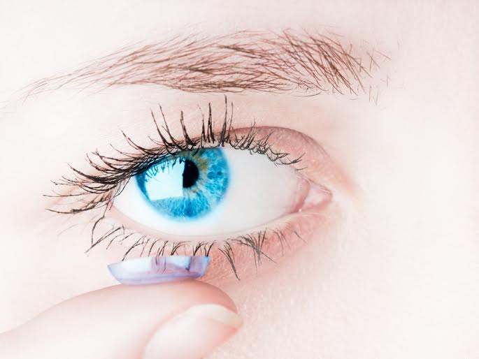 Czy kolorowe soczewki powodują suchość oka?